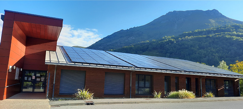 Installation solaire sur le toit de la Maison de la Santé à Bedous, en vallée d'Aspe