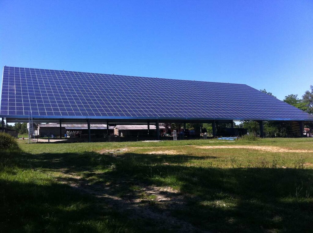 Centrale photovoltaïque autoconsommation et revente EDF OA sur le toit d'un hangar agricole