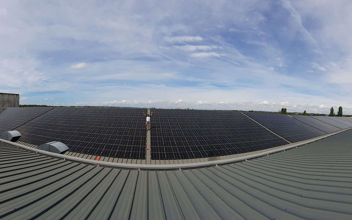 Installation panneaux photovoltaïques sur le toit d'une usine à Serres-Castets (64)