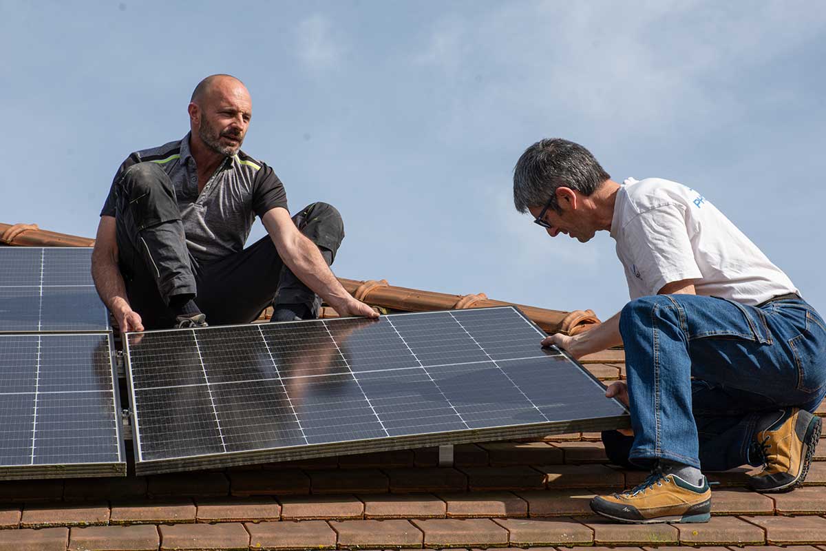 Installation panneaux solaires sur tuiles rouges Rontignon