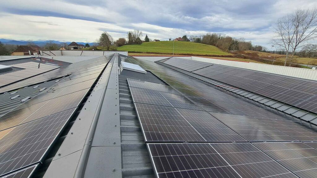 Panneaux solaires sur toit de hangar à Navarrenx (64)