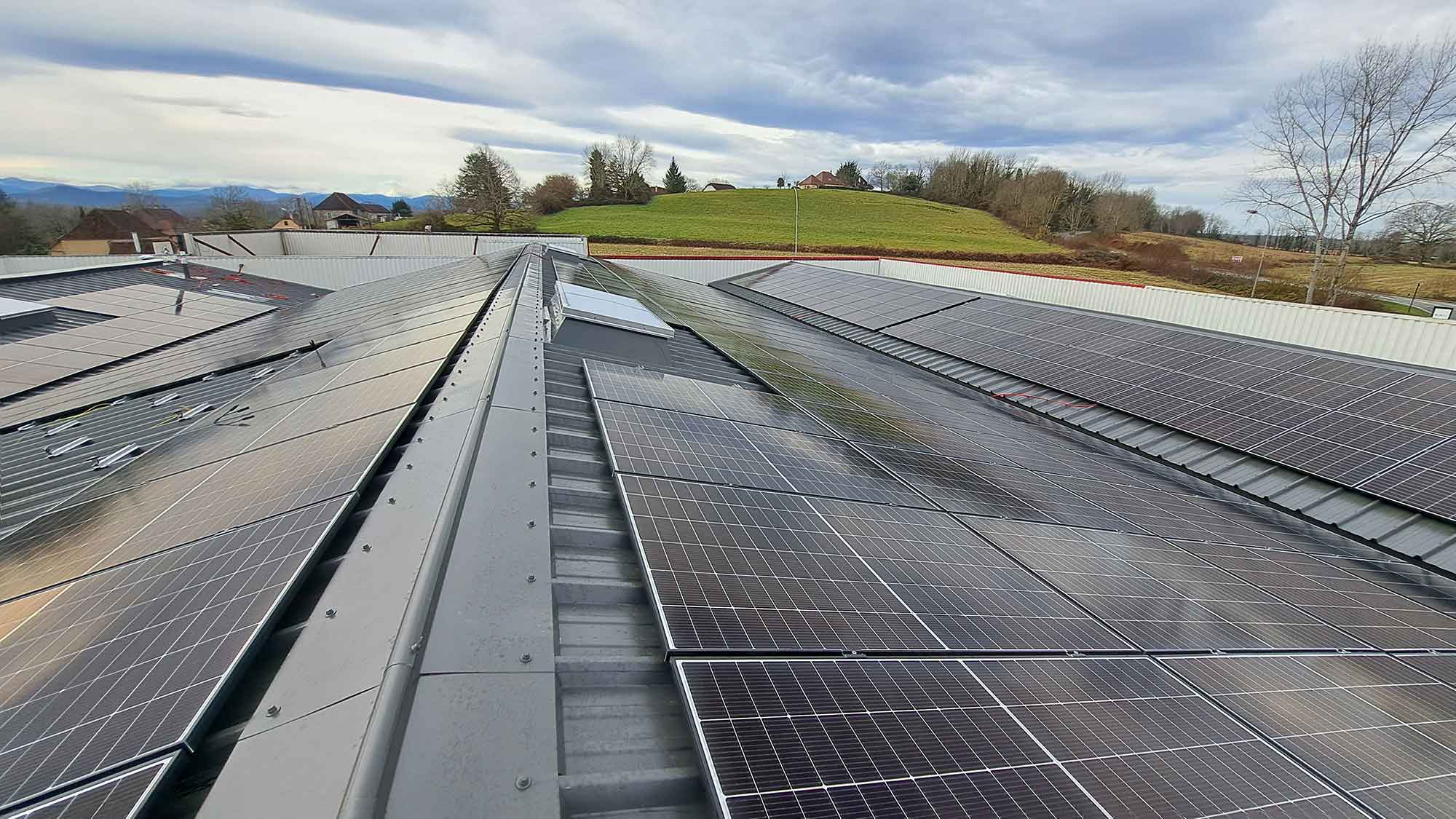 Panneaux solaires sur toit de hangar à Navarrenx (64)