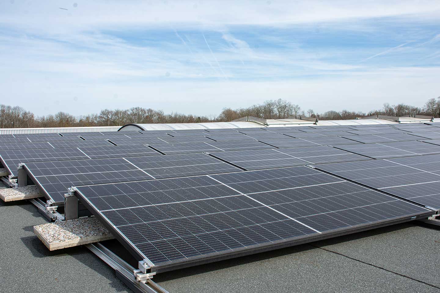 Installation de panneaux solaire sur toiture plate d’une entreprise à Pau