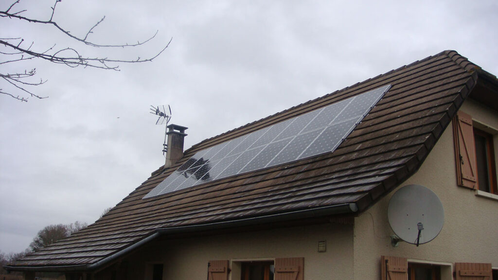 16 modules photovoltaïques installés sur le toit d'une maison à Ger