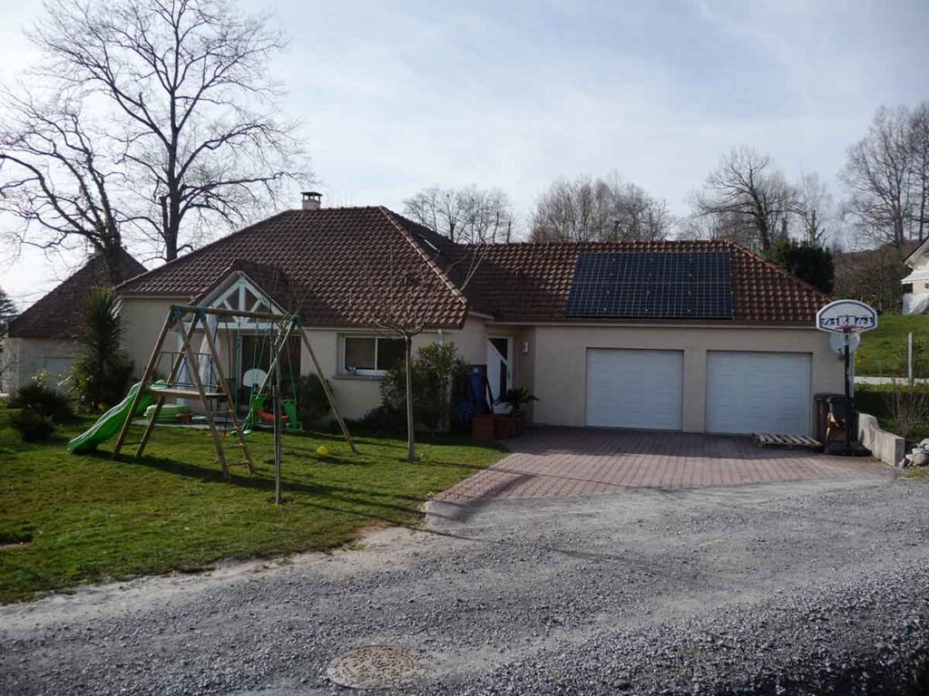 Installation sur un toit en tuile à Lee (64)