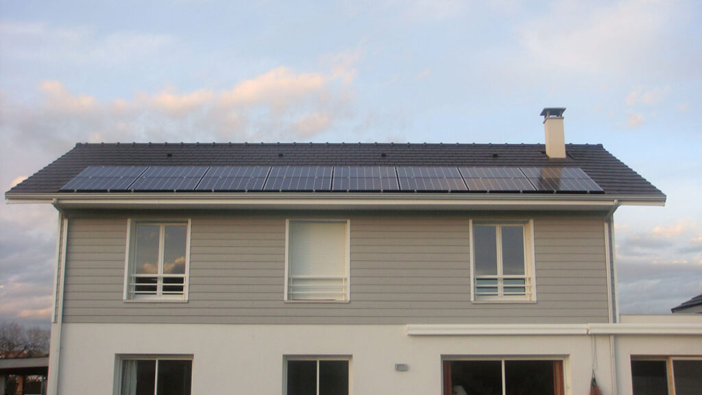 Maison individuelle équipée de panneaux solaires à Bizanos