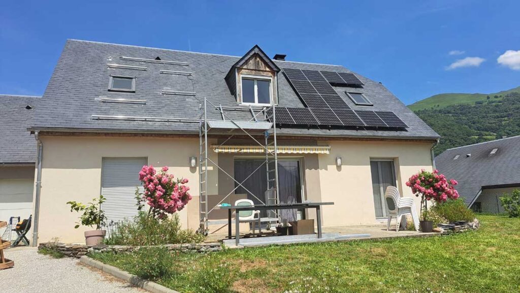 Installation de panneaux solaires sur toiture plein sud en vallée