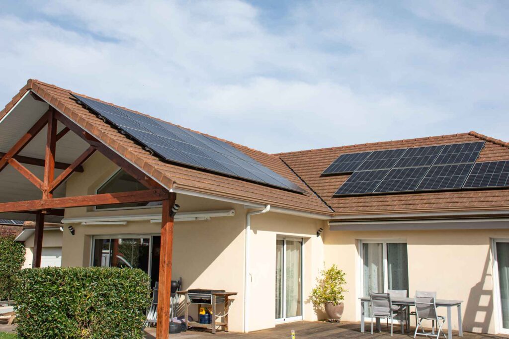 Maison équipée panneaux solaires orientation sud