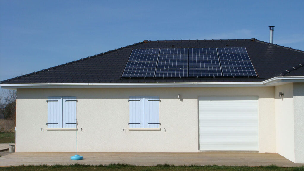 Panneaux solaires photovoltaïques installés sur une maison neuve à Escaunets