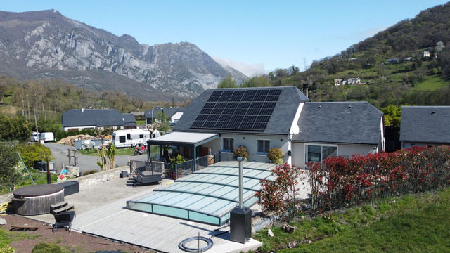 Panneaux solaires sur maison avec piscine à Bo Silhen