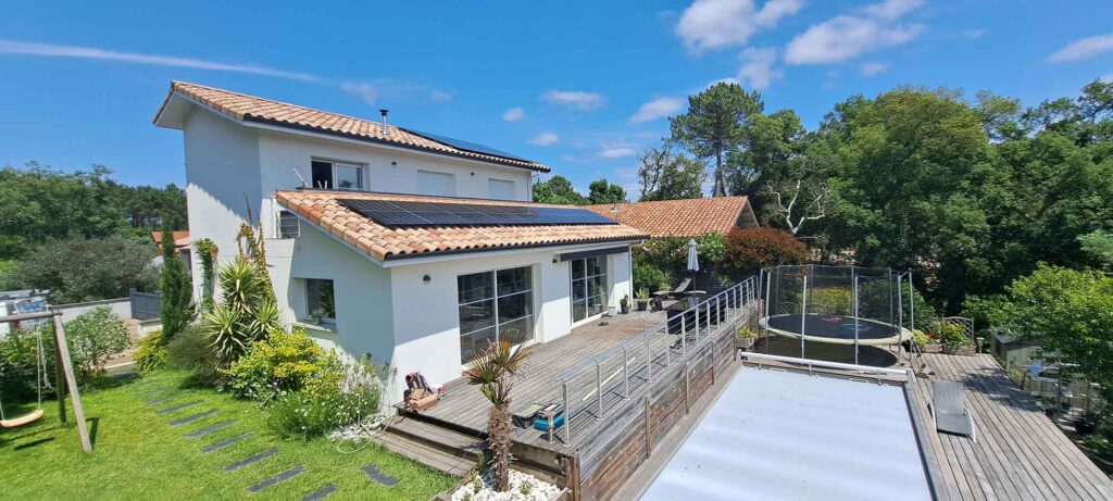 Installation solaire résidentielle à Pau, maison avec piscine