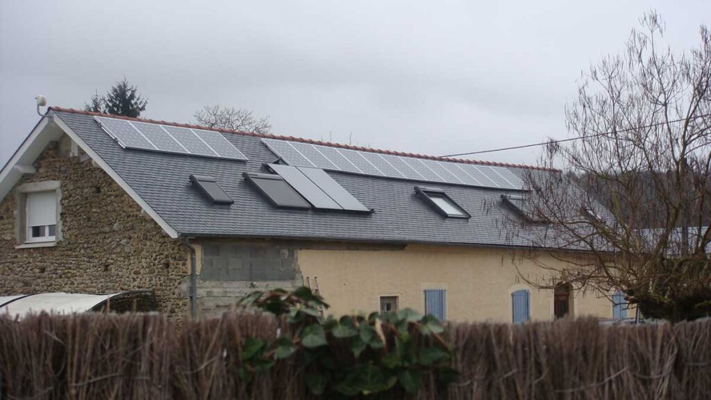 Installation de panneaux photovoltaïques sur toit en ardoise à Barzun