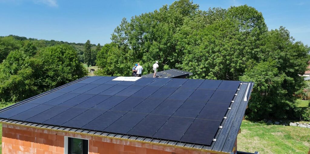 Installation de panneaux solaires sur une toiture dans l'agglomération paloise