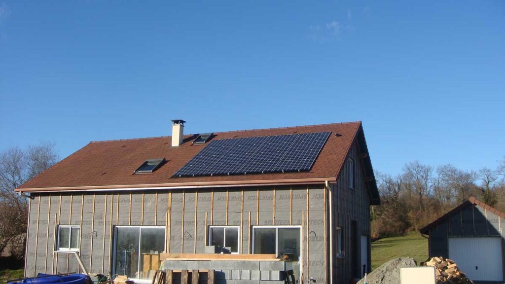Installation solaire sur une maison en construction à Lee